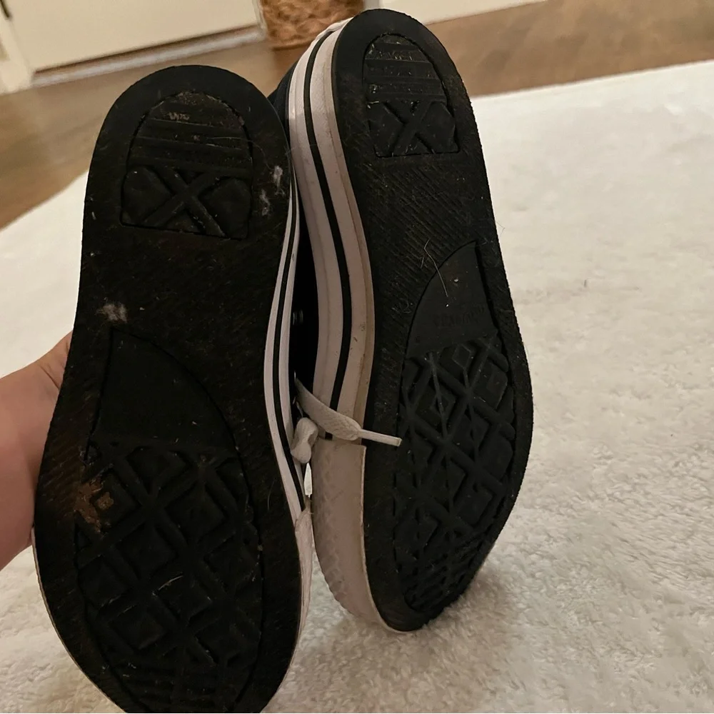 Girls size 2.5 Converse Black High-Top Sneakers